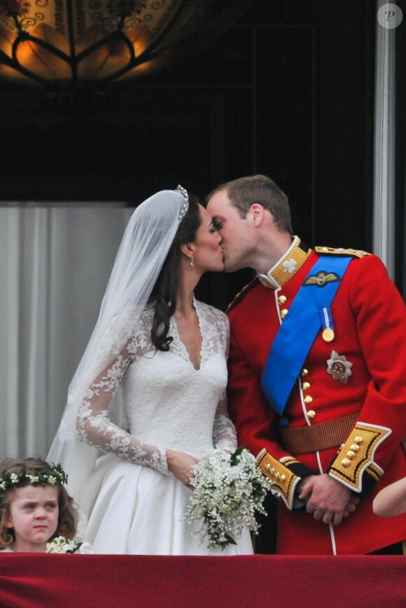 Kate et Will s'embrassent au balcon de Buckingham Palace, le 29 avril 2011.