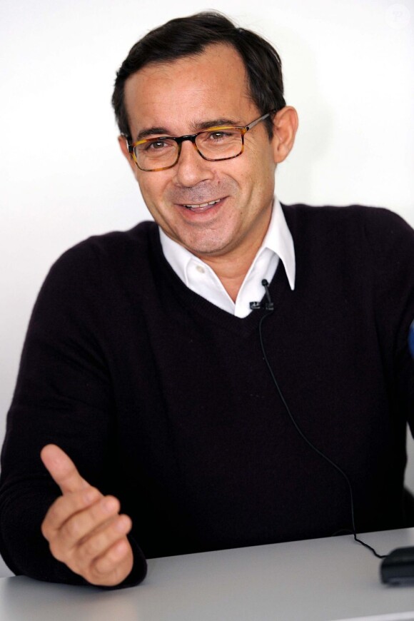 Jean-Luc Delarue rencontre des jeunes pour les sensibiliser aux dangers de la drogue avec son Delarue Drugs Camping Car Tour, le 30 mars 2011.