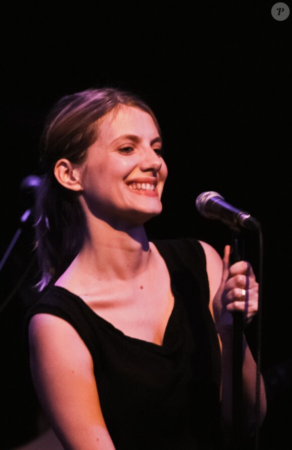Mélanie Laurent donne un concert à Cenon près de Bordeaux en avril 2011