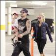  Joel Madden et Nicole Richie ont emmené leur petit garçon Sparroww dans le quartier de Studio City à Los Angeles le 5 mai 2011. 