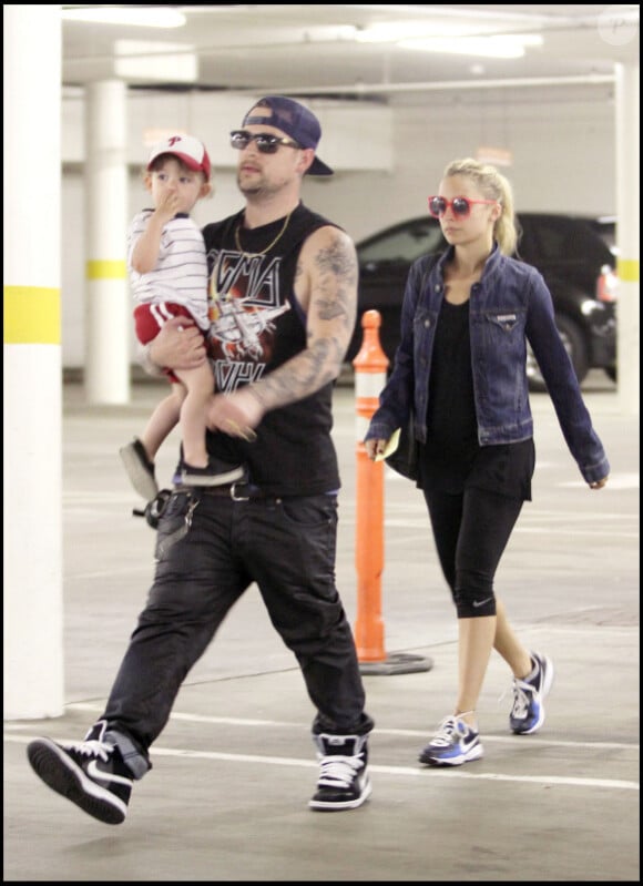 Joel Madden et Nicole Richie ont emmené leur petit garçon Sparroww dans le quartier de Studio City à Los Angeles le 5 mai 2011.