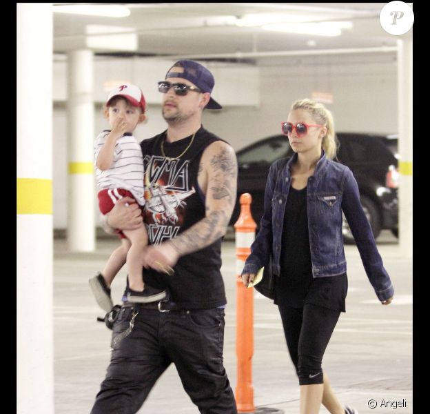 Joel Madden et Nicole Richie ont emmené leur petit garçon Sparroww dans le quartier de Studio City à Los Angeles le 5 mai 2011.