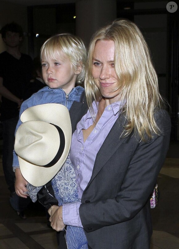 Maman comblée, Naomi Watts profite au maximum de ses deux fils. Ici avec Samuel. Los Angeles, 31 mars 2011 