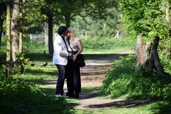 Loana et Eryl Prayer passent un moment ensemble au Bois de Boulogne (Paris), peu avant leur départ pour Miami, en avril 2011.