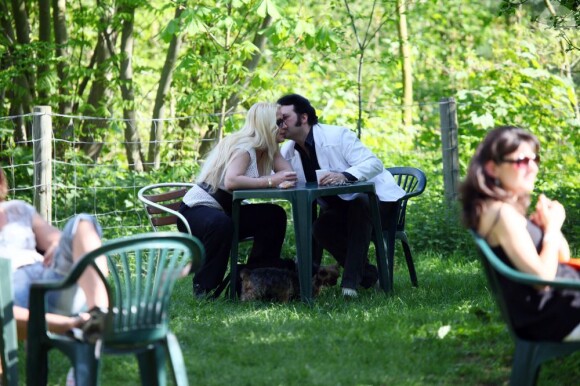 Loana et Eryl Prayer passent un moment ensemble au Bois de Boulogne (Paris), peu avant leur départ pour Miami, en avril 2011.