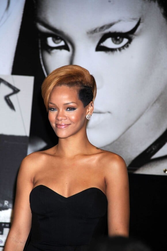 Rihanna signe des copies de son album Rated R, à New York, le 23 novembre 2009.