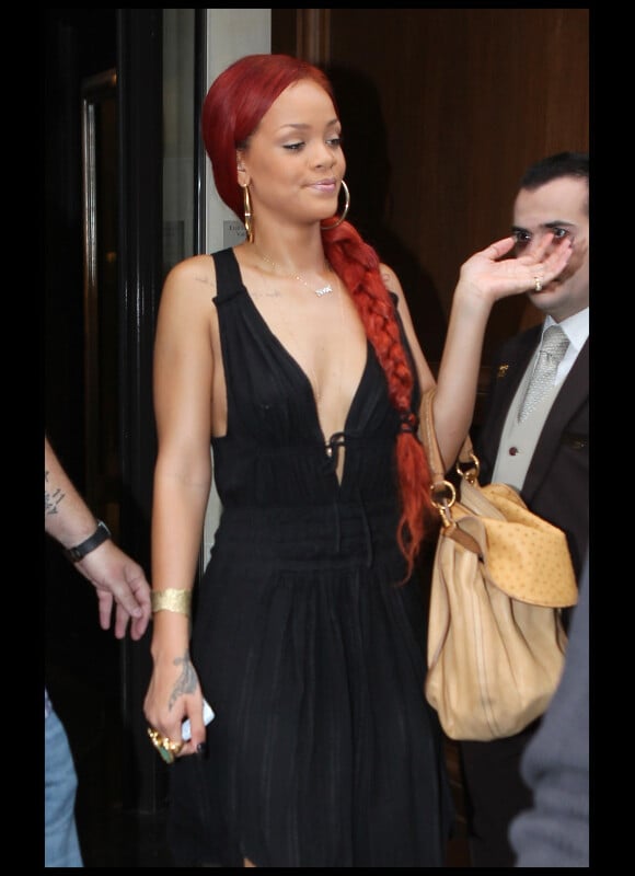 Rihanna quitte son hôtel parisien. L'égérie Nivea poursuit sa tournée de promotion en Europe. Paris, 8 mai 2011
