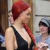 Rihanna prend toujours le temps de signer des autographes. Paris, 8 mai 2011