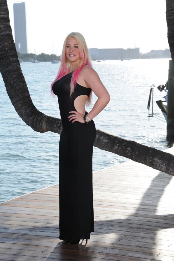Loana dans Les Anges de la télé-réalité 2 : Miami Dreams, elle a perdu 10 kgs en 1 mois !