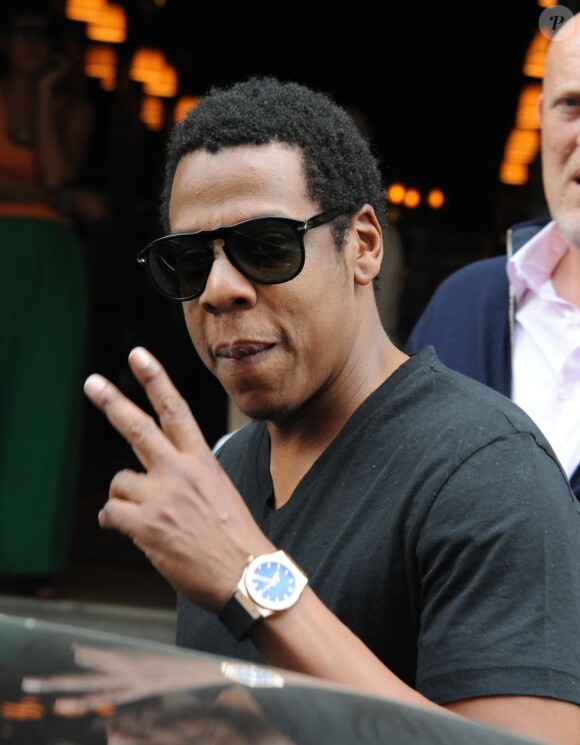 Jay-Z sort de son hôtel Le Meurice à Paris le 23 avril 2011, accompagné du neveu de Beyoncé, Daniel et de son beau-frère