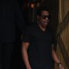 Jay-Z sort de son hôtel Le Meurice à Paris le 23 avril 2011, accompagné du neveu de Beyoncé, Daniel et de son beau-frère