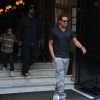 Jay-Z sort de son hôtel Le Meurice à Paris le 23 avril 2011, accompagné du neveu de Beyoncé, Daniel et de son beau-frère