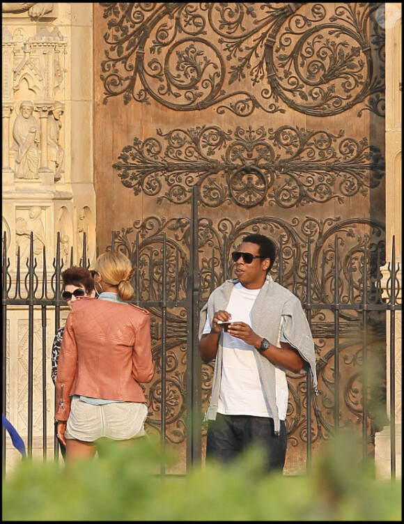 Jay-Z dans les rues de Paris le 25 avril 2011 face à Beyoncé, ils profitent !