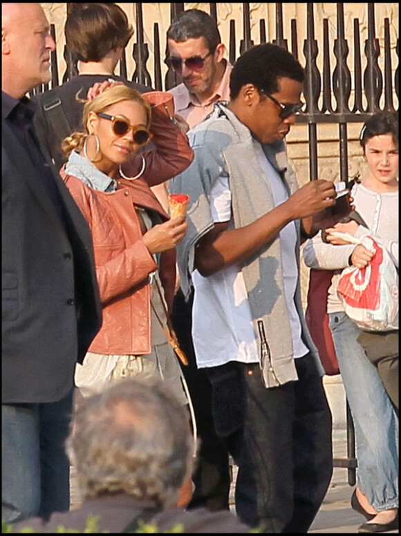 Jay-Z et sa femme Beyoncé, mangent une glace dans les rues de Paris le 25 avril 2011