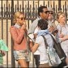 Jay-Z et sa femme Beyoncé, mangent une glace dans les rues de Paris le 25 avril 2011