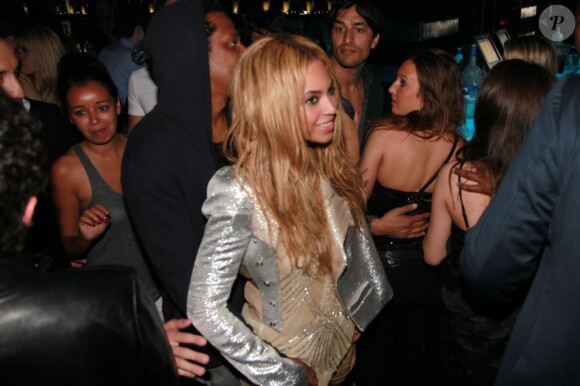 Jay-Z et sa femme Beyoncé dansent à L'Arc, à Paris le 25 avril 2011