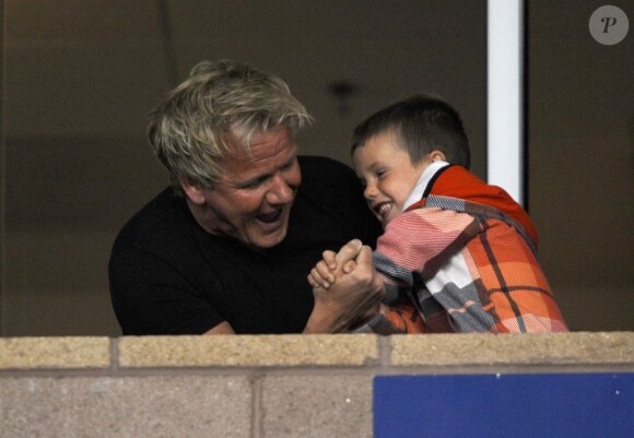 Gordon Ramsay s'occupe de Cruz Beckham lors du match opposant les LA Galaxy au Portland Timbers  au Depot Center de Los Angeles le 23 avril 2011