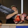 Gordon Ramsay s'occupe de Cruz Beckham lors du match opposant les LA Galaxy au Portland Timbers  au Depot Center de Los Angeles le 23 avril 2011