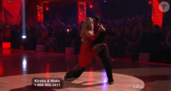 Kirstie Alley et son partenaire Maksim dansent un tango  argentin lors du 8e épisode de Dancing With The Stars 12. Mai 2011