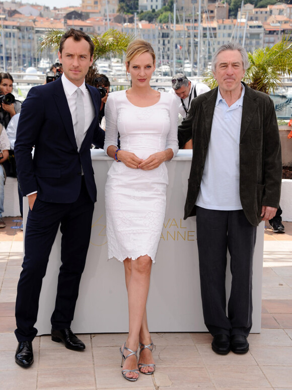 Jude Law, Uma Thurman et Robert de Niro (président) membres du jury du 64e festival de Cannes le 11 mai 2011