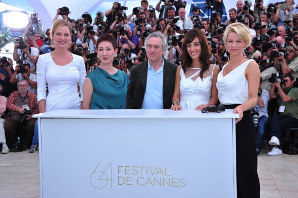 Uma Thurman, Nansun Shi, Robert de Niro (président), Martina Gusman, Linn Ullmann membres du jury du 64e festival de Cannes le 11 mai 2011