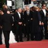 Uma Thurman, en Versace, Robert de Niro, Jude Law et les membres du Jury lors de la cérémonie d'ouverture du festival de Cannes le 11 mai 2011