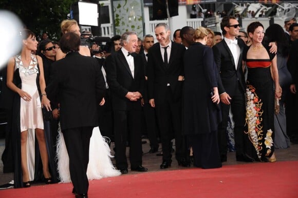 Uma Thurman, en Versace, Robert de Niro, Jude Law et les membres du Jury lors de la cérémonie d'ouverture du festival de Cannes le 11 mai 2011