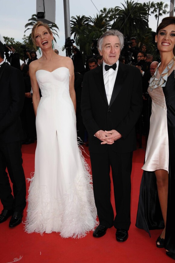 Uma Thurman, en Versace, et Robert de Niro lors de la cérémonie d'ouverture du festival de Cannes le 11 mai 2011