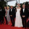 Uma Thurman, en Versace, Robert de Niro et les membres du jury lors de la cérémonie d'ouverture du festival de Cannes le 11 mai 2011