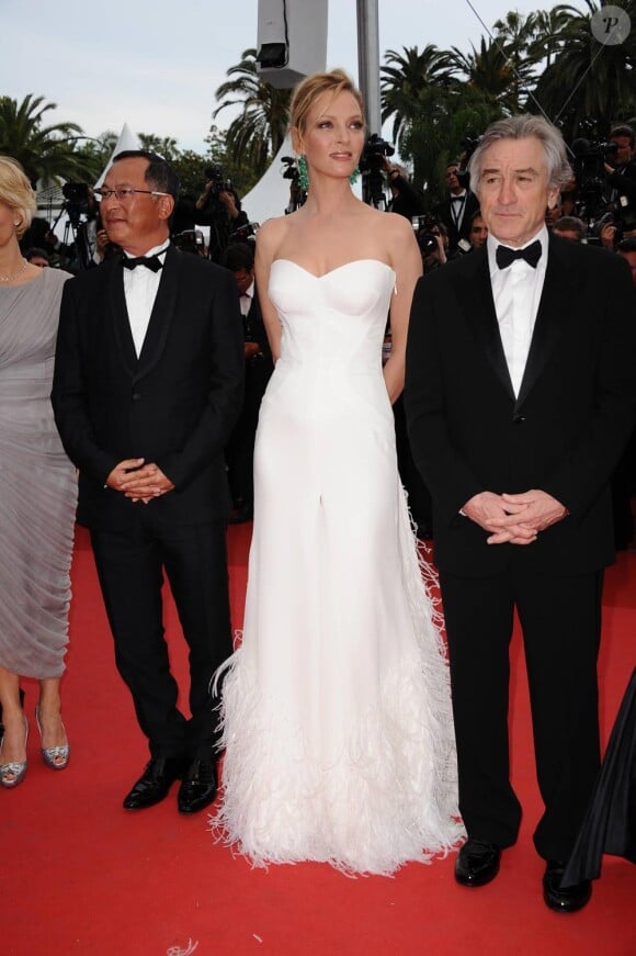 Uma Thurman, en Versace, et Robert de Niro lors de la cérémonie d'ouverture du festival de Cannes le 11 mai 2011