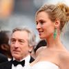 Uma Thurman, en Versace, et Robert de Niro lors de la cérémonie d'ouverture du festival de Cannes le 11 mai 2011