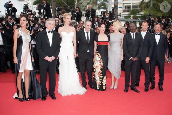 Uma Thurman, en Versace, Robert de Niro et les membres du jury lors de la cérémonie d'ouverture du festival de Cannes le 11 mai 2011
