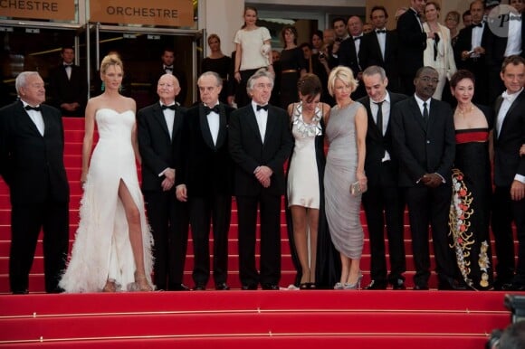 Uma Thurman, en Versace, Robert de Niro et les membres du jury sur les marches lors de la cérémonie d'ouverture du festival de Cannes le 11 mai 2011