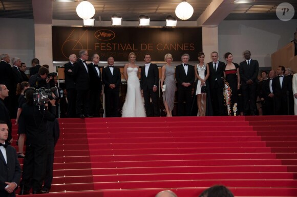Uma Thurman, en Versace, Robert de Niro et les membres du jury sur les  marches lors de la cérémonie d'ouverture du festival de Cannes le 11 mai  2011