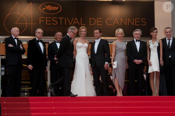 Uma Thurman, en Versace, Robert de Niro, Jude Law et les membres du jury sur les marches lors de la cérémonie d'ouverture du festival de Cannes le 11 mai 2011