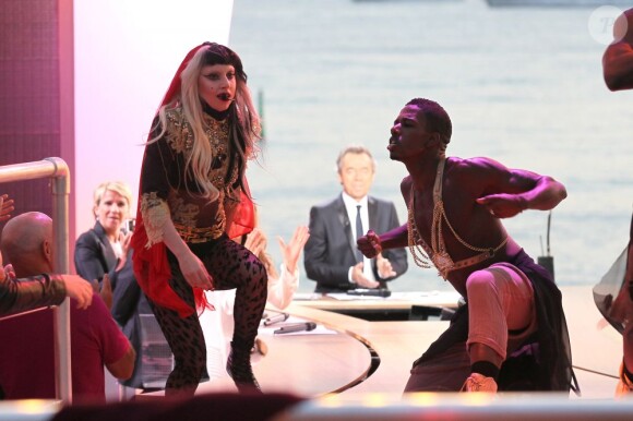 Lady Gaga chante Judas sur le plateau du Grand Journal de Canal+, le 11 mai 2011