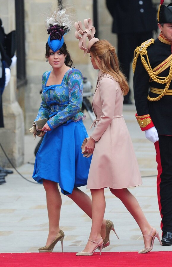 Beatrice d'york détonne avec son chapeau Philip Treacy... Sa soeur, elle, se fait remarquer avec sa robe Vivienne Westwood. Londres, 29 avril 2011