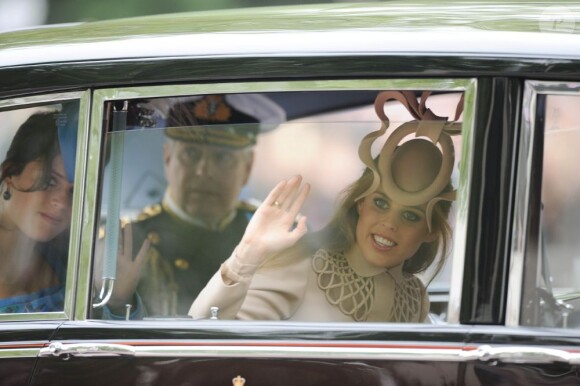 Beatrice d'York, sa soeur Eugenie et leur père le prince Andrew arrivent au mariage du prince William. Londres, 29 avril 2011