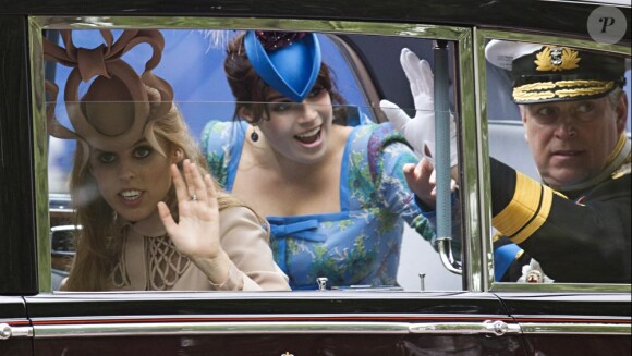 La prince Andrew et ses filles Beatrice et Eugenie saluent les anglais venus célébrer le mariage de William et Kate Middleton. Londres, 29 avril 2011