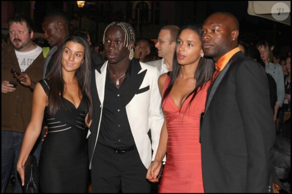 Bacary Sagna en septembre 2010 pour la semaine de la mode à Londres, avec sa femme Ludivine, et le couple Gallas, lui aussi bien assorti !