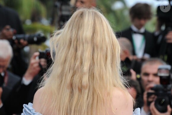 Divine apparition pour Clémence Poésy lors de la montée des marches du 64e Festival de Cannes pour la projection de Pirates des Caraïbes. Le 14 mai 2011