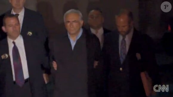 Dominique Strauss-Khan, menotté, est escorté par la police, à New York, le 16 mai 2011.