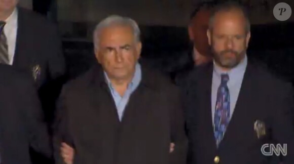 Dominique Strauss-Khan, menotté, est escorté par la police, à New York, le 16 mai 2011.