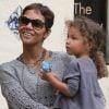 Halle Berry et sa petite fille Nahla de 3 ans se rendant au premier jour de maternelle de celle-ci. Le 16 mai 2011 à Beverly Hills.