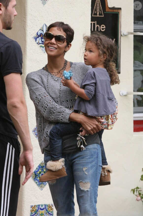 Halle Berry et sa petite fille Nahla de 3 ans se rendant au premier jour de maternelle de celle-ci. Le 16 mai 2011 à Beverly Hills.