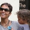 Halle Berry et sa petite fille Nahla de 3 ans se rendant au premier jour de maternelle de celle-ci. Le 16 mai 2011 à Beverly Hills. Halle porte des lunettes de soleil Tod's en résine et métal. Prix : 280 euros