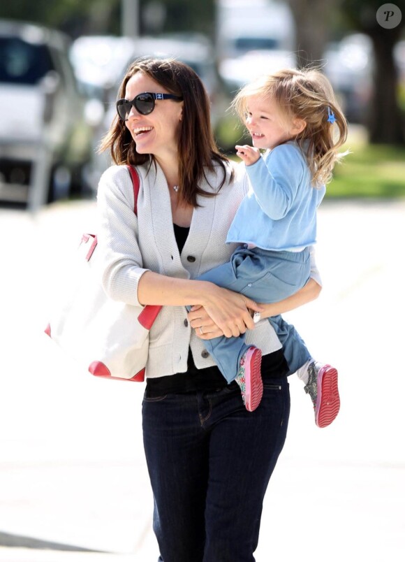 Jennifer Garner et sa petite fille Seraphina, âgée de 3 ans, dans les rues de Santa Monica le 16 mai 2011.
