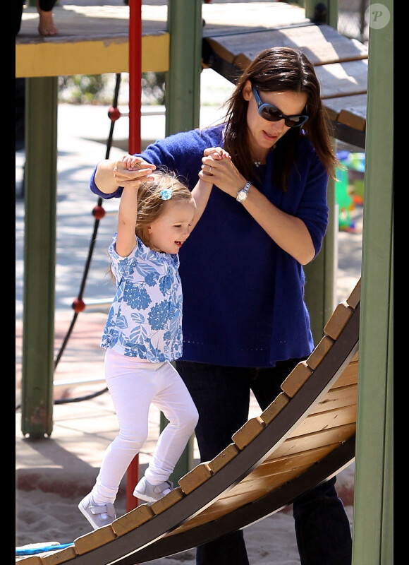 Jennifer Garner et sa fille Seraphina dans un parc à Santa Monica le 19 mai 2011