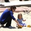 Jennifer Garner et sa fille Seraphina dans un parc à Santa Monica le 19 mai 2011