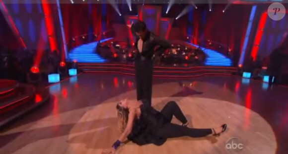 Kirstie et son partenaire Maksim sur le plateau de Dancing With The Stars, le 16 mai 2011. Ils exécutent un paso doble.